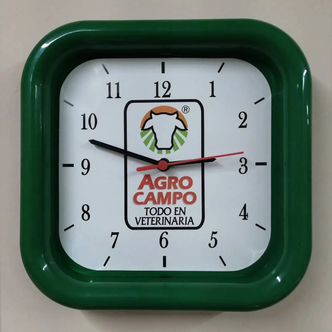 Reloj de pared cuadrado